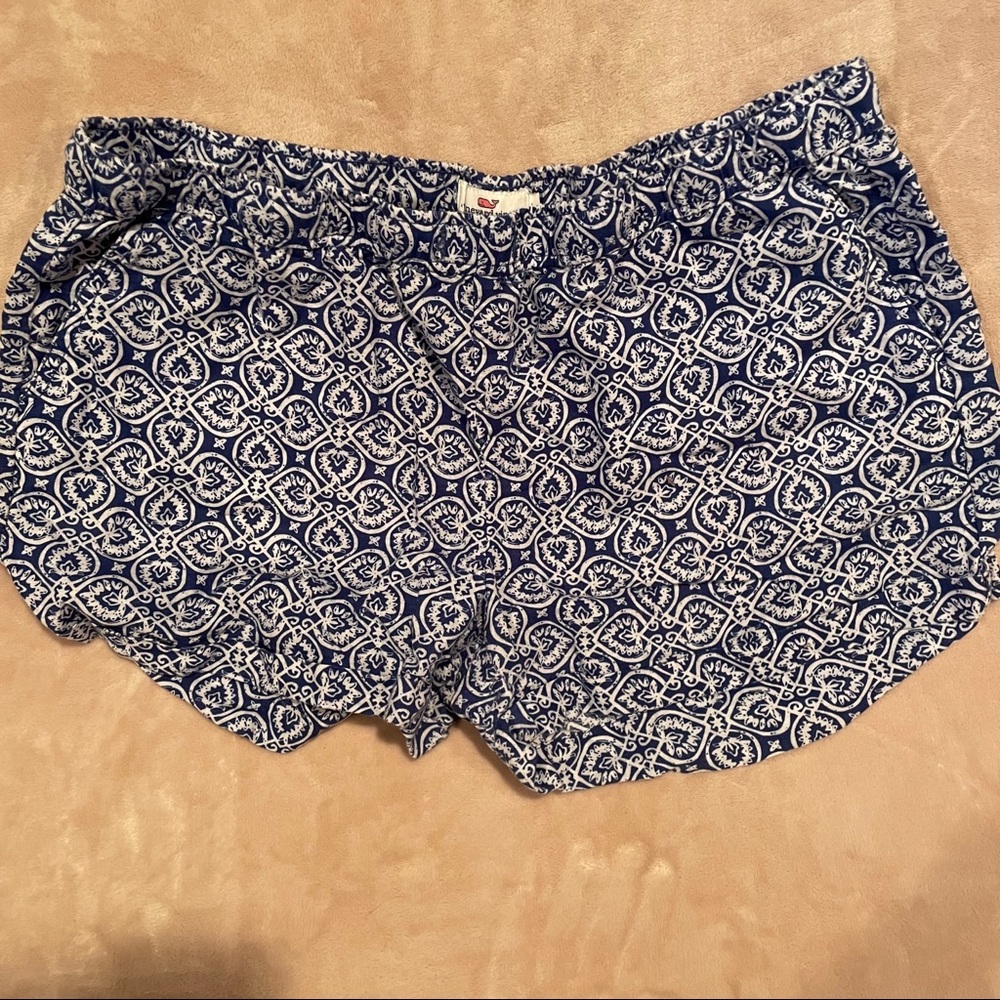 Vineyard vines elastic waist shorts in Blue and White print